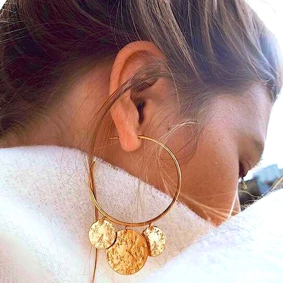 boutique Jewelry - ⚜️[𝟯/$𝟮𝟴]⚜️Big Gold Coin Posh Hoop Earrings NEW